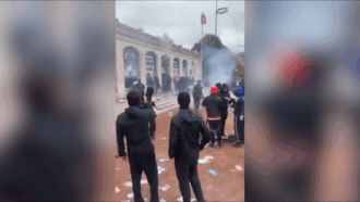 Copertina di Proteste in Francia, a Lione saccheggiato e dato alle fiamme l’ufficio del turismo. Il video dell’assalto