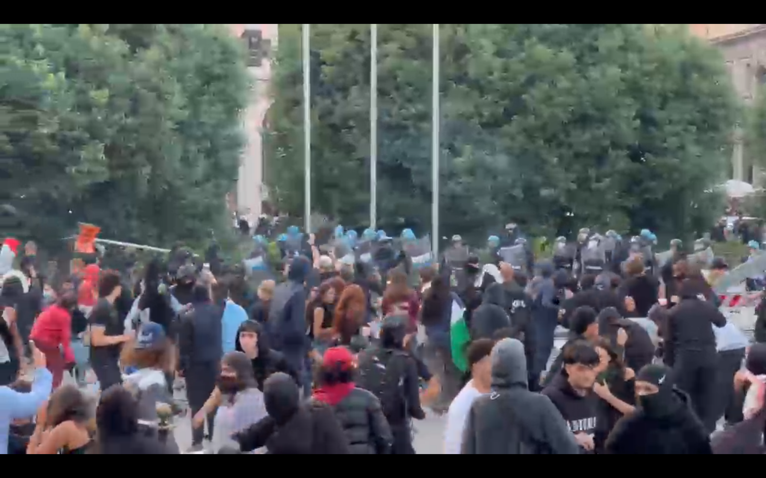 milano lancio di sassi e petardi contro la polizia il caos e gli scontri in piazza duomo 8211 video da Ilfattoquotidiano.it milano lancio di sassi e petardi contro la polizia il caos e gli scontri in piazza duomo 8211 video