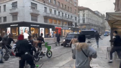 Copertina di Scontri a Milano, l’auto dei carabinieri è presa d’assalto: i militari costretti a indietreggiare – Video