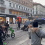 Copertina di Auto dei carabinieri è presa d’assalto: i militari costretti a indietreggiare