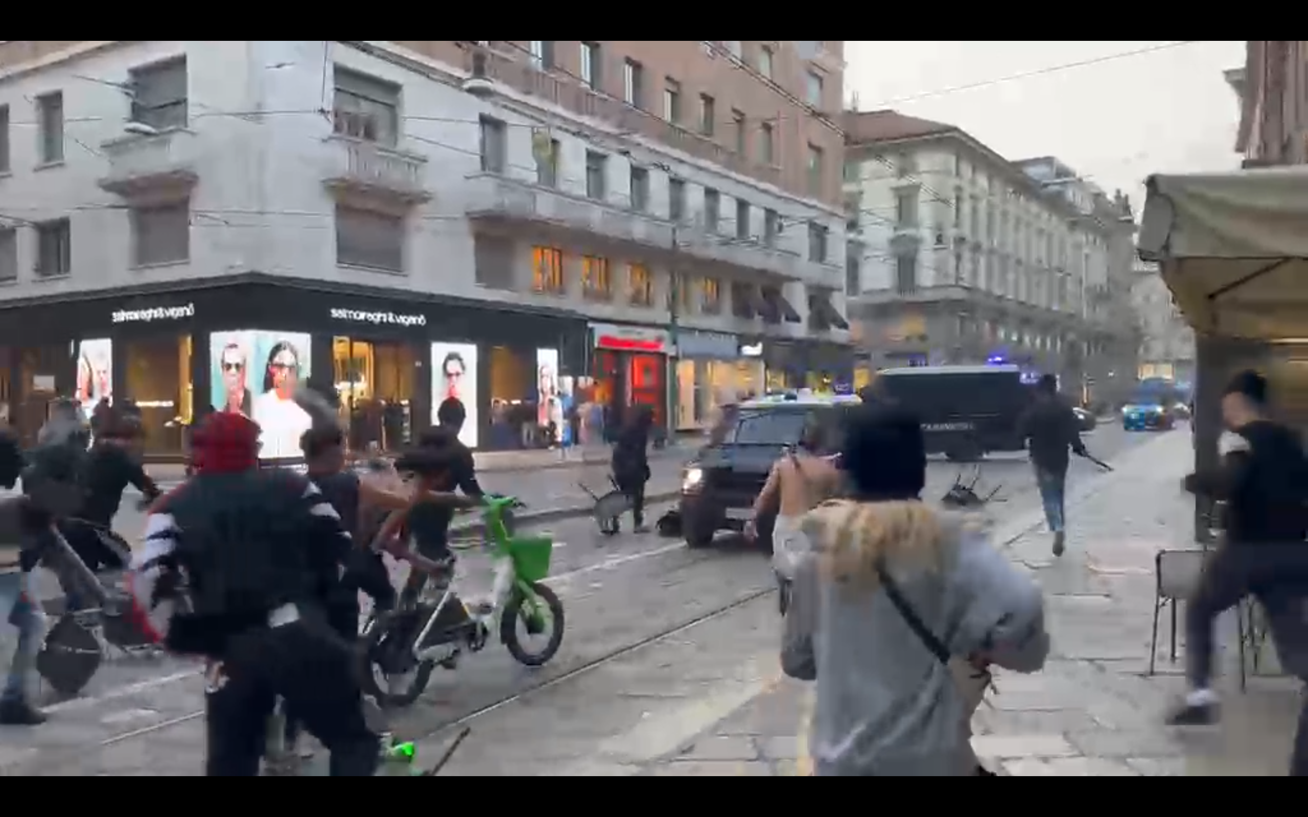 scontri a milano l8217auto dei carabinieri 232 presa d8217assalto i militari costretti a indietreggiare 8211 video da Ilfattoquotidiano.it scontri a milano l8217auto dei carabinieri 232 presa d8217assalto i militari costretti a indietreggiare 8211 video