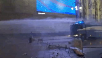 Milano, la polizia usa il cannone ad acqua per disperdere i manifestanti in Duomo - Video