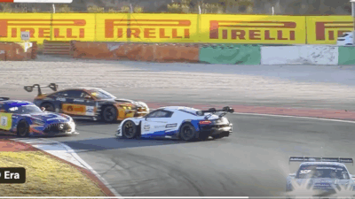 Copertina di “Siamo qui per vincere”: Verstappen contro Valentino Rossi, debutto movimentato in GT3. Max provoca un incidente dopo tre minuti, il Dottore perde tutti i tempi in qualifica e finisce ultimo