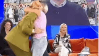 Copertina di “Mi hai perdonata? Mi ha detestata per anni, sono stata proprio cattiva, ma era una situazione inevitabile…”: Antonella Elia e Rita Rusic fanno pace a La Volta Buona, ma poi cadono rovinosamente a terra