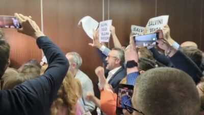 Copertina di Lombardia, il vicepremier Salvini contestato a Palazzo Pirelli dai consiglieri Pd. Majorino: “Pensi ai treni”