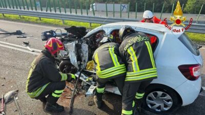 Copertina di Donna morta a Cassano Magnago in un frontale, ipotesi femminicidio. L’altro conducente era l’ex compagno. Il figlio della vittima: “Inseguita”