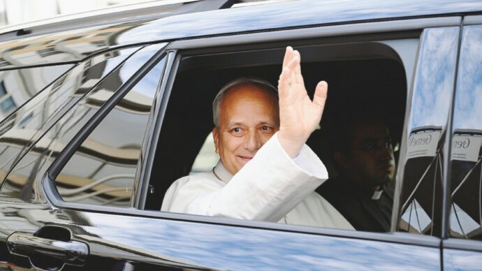 Il Papa è stato dimesso,   è rientrato in Vaticano