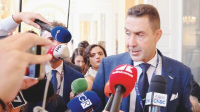 Copertina di Vannacci non tira più:  “Ha pochi argomenti, parla solo ai nostalgici”