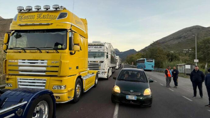 Ancora blocchi  dei tir al Sud: per ripartire chiedono 1 mld