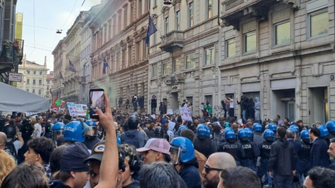 Manifestazioni contro il carovita – A Milano il corteo degenera nella violenza: scontri con la polizia in piazza Duomo