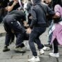 Copertina di Studenti in piazza tra violenze e cariche – A Milano lancio di pietre contro la polizia, a Torino parapiglia tra i manifestanti, vandalismi a Bergamo