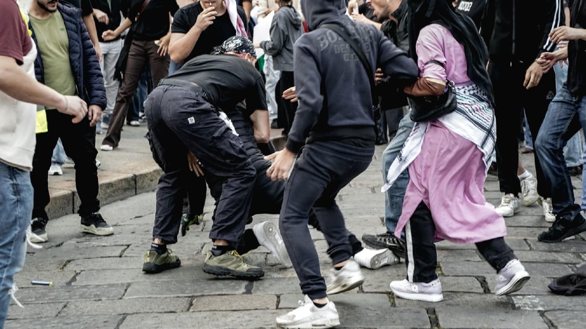 studenti in piazza tra violenze e cariche 8211 a milano lancio di pietre contro la polizia a torino parapiglia tra i manifestanti vandalismi a bergamo da Ilfattoquotidiano.it studenti in piazza tra violenze e cariche 8211 a milano lancio di pietre contro la polizia a torino parapiglia tra i manifestanti vandalismi a bergamo