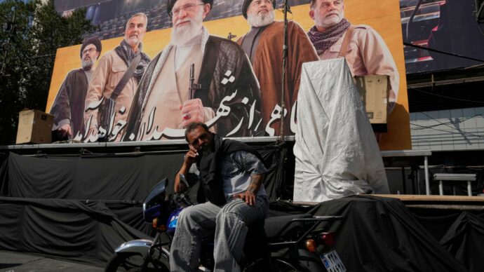 La guerra di Trump ricompatta l’Iran: decine di expat in esilio tornano nel Paese per sostenerlo