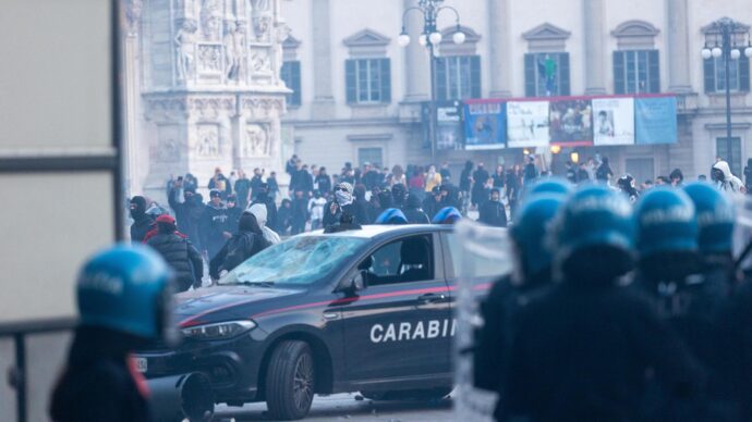Scontri a Milano, nuova guerriglia in centro: vetrine sfondate, assaltato un Carrefour. 50 giovani portati in Questura