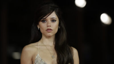 Copertina di “È stato travolgente e terrificante, non posso portare il peso del mondo sulle mie spalle. Klara? Mercoledì si sbarazzerebbe di lei facendola saltare in aria”: Jenna Ortega presenta il nuovo film alla Festa di Roma