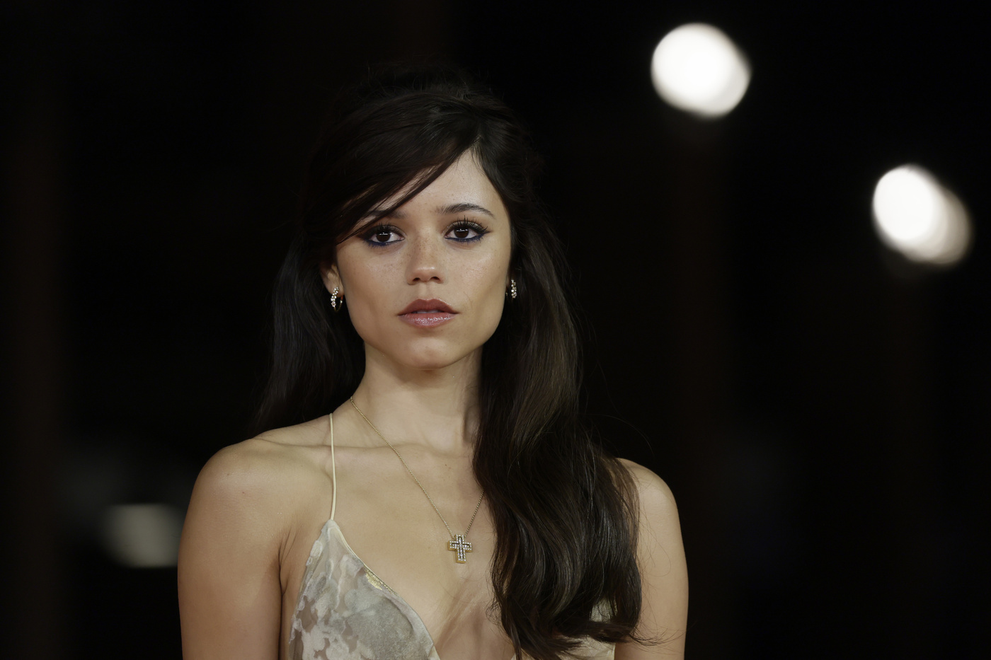 “È stato travolgente e terrificante, non posso portare il peso del mondo sulle mie spalle. Klara? Mercoledì si sbarazzerebbe di lei facendola saltare in aria”: Jenna Ortega presenta il nuovo film alla Festa di Roma