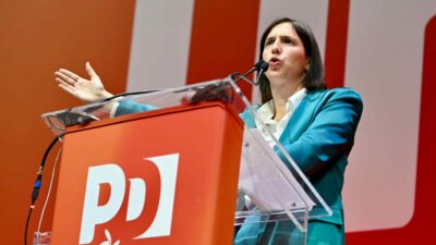 Copertina di Assemblea Pd, al voto la proroga di Elly Schlein. La segretaria: “Sono pronta a essere candidata premier, con o senza primarie”