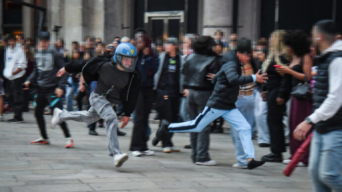 Guerriglia a Milano, in azione piccoli gruppi di giovani incappucciati: la strategia “a macchia di leopardo” per eludere la polizia