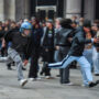 Copertina di Guerriglia a Milano, in azione piccoli gruppi di giovani incappucciati: la strategia “a macchia di leopardo” per eludere la polizia