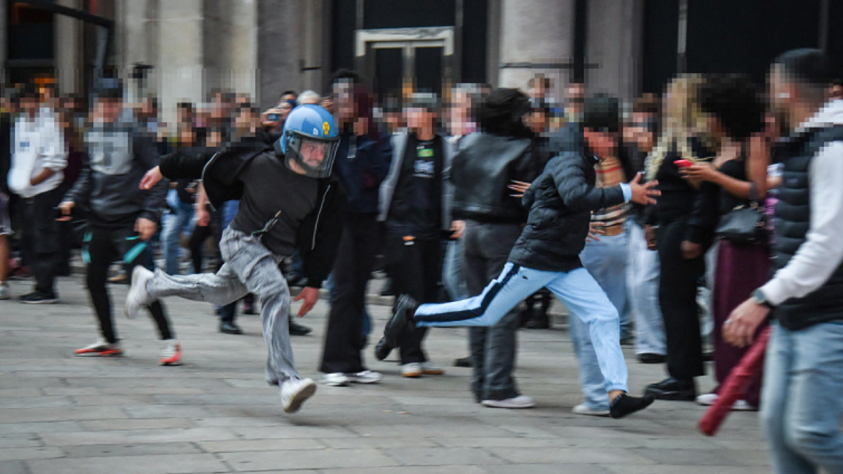 guerriglia a milano in azione piccoli gruppi di giovani incappucciati la strategia a macchia di leopardo per eludere la polizia da Ilfattoquotidiano.it guerriglia a milano in azione piccoli gruppi di giovani incappucciati la strategia a macchia di leopardo per eludere la polizia