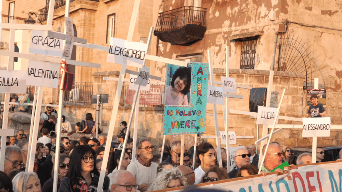 Ex Ilva, migliaia di persone in corteo a Taranto con le croci coi nomi dei morti: “Lo stabilimento va chiuso ma vanno tutelati i lavoratori”