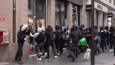 Copertina di Milano, nuova guerriglia in zona Duomo: sassi contro la polizia che risponde con lacrimogeni e idranti. In azione gruppi di minorenni. Vetrine sfondate, assaltato un Carrefour | Video. Meloni convoca riunione sull'ordine pubblico