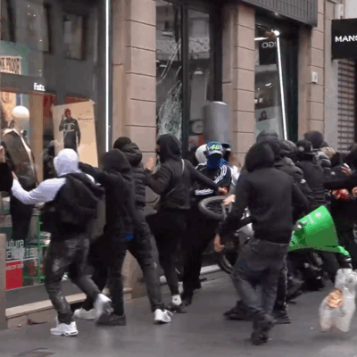 Copertina di Milano, nuova guerriglia in zona Duomo: sassi contro la polizia, vetrine sfondate, irruzioni nei negozi. Oltre 200 fermati, per l'80% sono minorenni