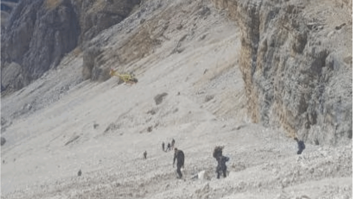 tragedia a forcella pordoi sulle dolomiti escursionista 36enne precipita per 300 metri e muore davanti alla famiglia da Ilfattoquotidiano.it tragedia a forcella pordoi sulle dolomiti escursionista 36enne precipita per 300 metri e muore davanti alla famiglia