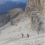 Copertina di Tragedia a Forcella Pordoi sulle Dolomiti: escursionista 36enne precipita per 300 metri e muore davanti alla famiglia