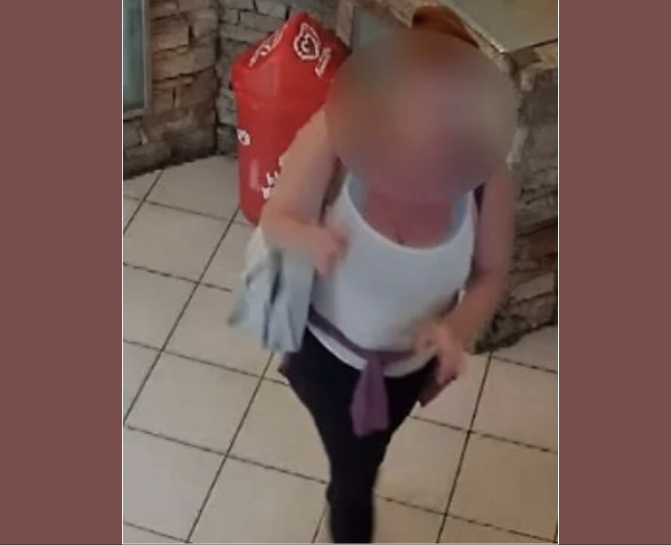 “È lei, è la scroccona seriale. È arrivata in città, state attenti”: scatta l’allarme a Rovereto dopo gli avvistamenti della 57enne con 300 denunce alle spalle, i commercianti creano una chat anti-truffe