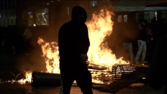 “Le borse in vetrina qui costano quanto lo stipendio di mio padre. Questo è l’unico modo per farci sentire, lo facciamo anche per i nostri genitori”. Le parole di un manifestante 16enne tra le barricate di fuoco di piazza Duomo