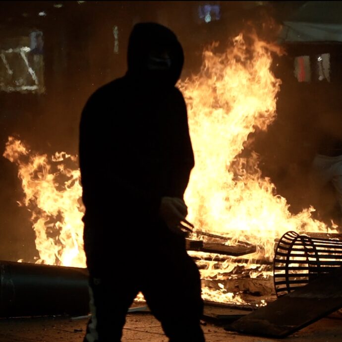 “Le borse in vetrina qui costano quanto lo stipendio di mio padre. Questo è l’unico modo per farci sentire, lo facciamo anche per i nostri genitori”. Le parole di un manifestante 16enne tra le barricate di fuoco di piazza Duomo
