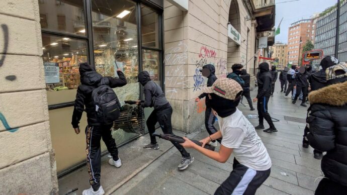A Milano saccheggi continui. E si litiga sull’ordine pubblico