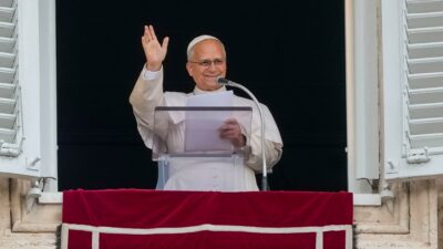 Copertina di Papa Leone all’Angelus all’indomani delle dimissioni: “Date a Cesare quello che è di Cesare e a Dio quello che è di Dio”