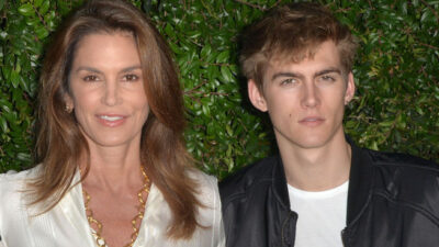 Copertina di “Abbiamo il cuore a pezzi per aver perso il nostro amato figlio. Siamo orgogliosi della sua gentilezza e vulnerabilità”: il toccante messaggio di Cindy Crawford