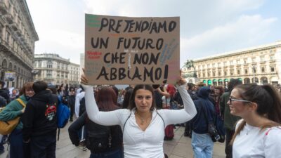 Copertina di “Sono stanco di vedere i miei genitori preoccupati per ogni spesa”: le voci dei giovani di Milano. “I saccheggi? I miei vestiti solo dalle bancarelle o ce li dà la Chiesa”