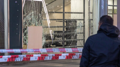Copertina di “Alle 15 in Piazza Duomo a Milano”, dopo la guerriglia del weekend arriva la nuova chiamata alla mobilitazione sui social. In centro si contano i danni
