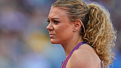 Copertina di “È una cosa che mi ha devastato la vita, il mio corpo si sta spegnendo”: l’atleta Beth Dobbin passa 22 ore al giorno a letto, basta una luce per causarle un “crash”