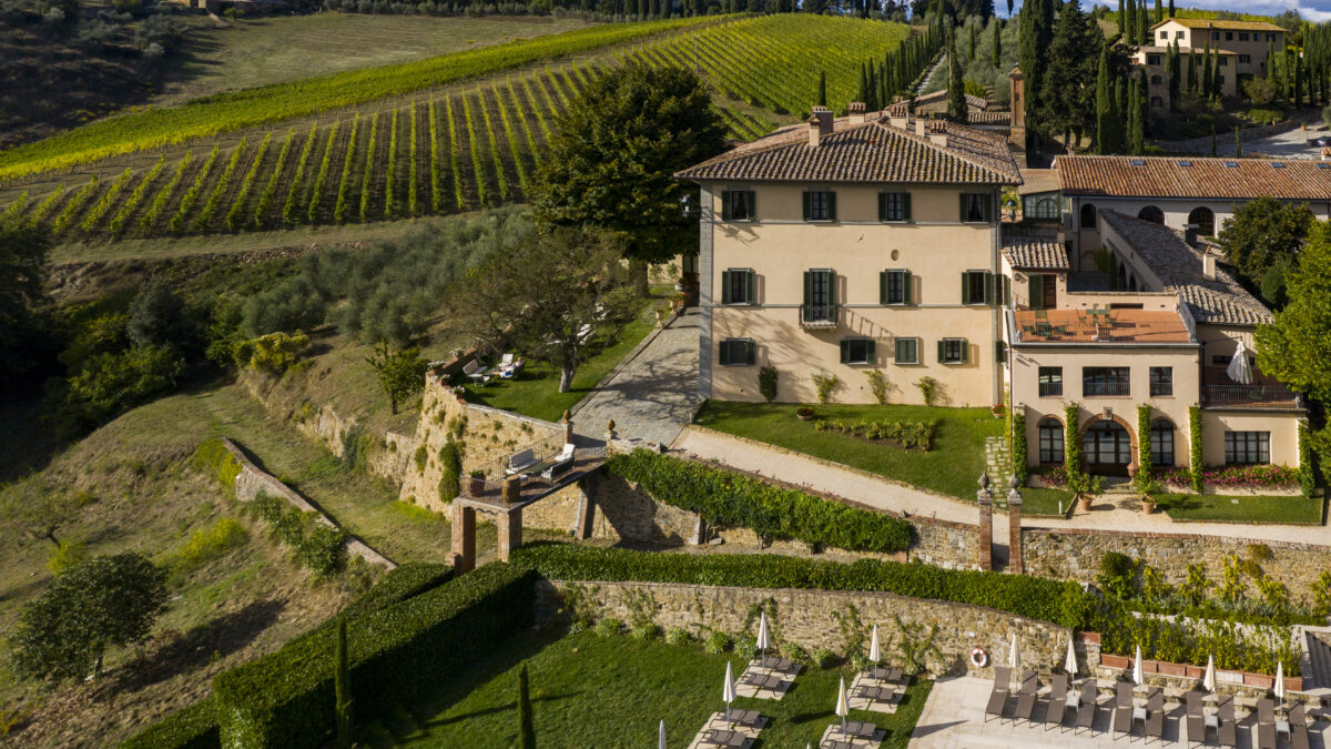 Weekend nel Chianti Classico: dormire tra i vigneti, pedalare sulle strade bianche dell’Eroica e visitare i borghi più belli della Toscana. Alla scoperta di Dievole e della sua storia millenaria