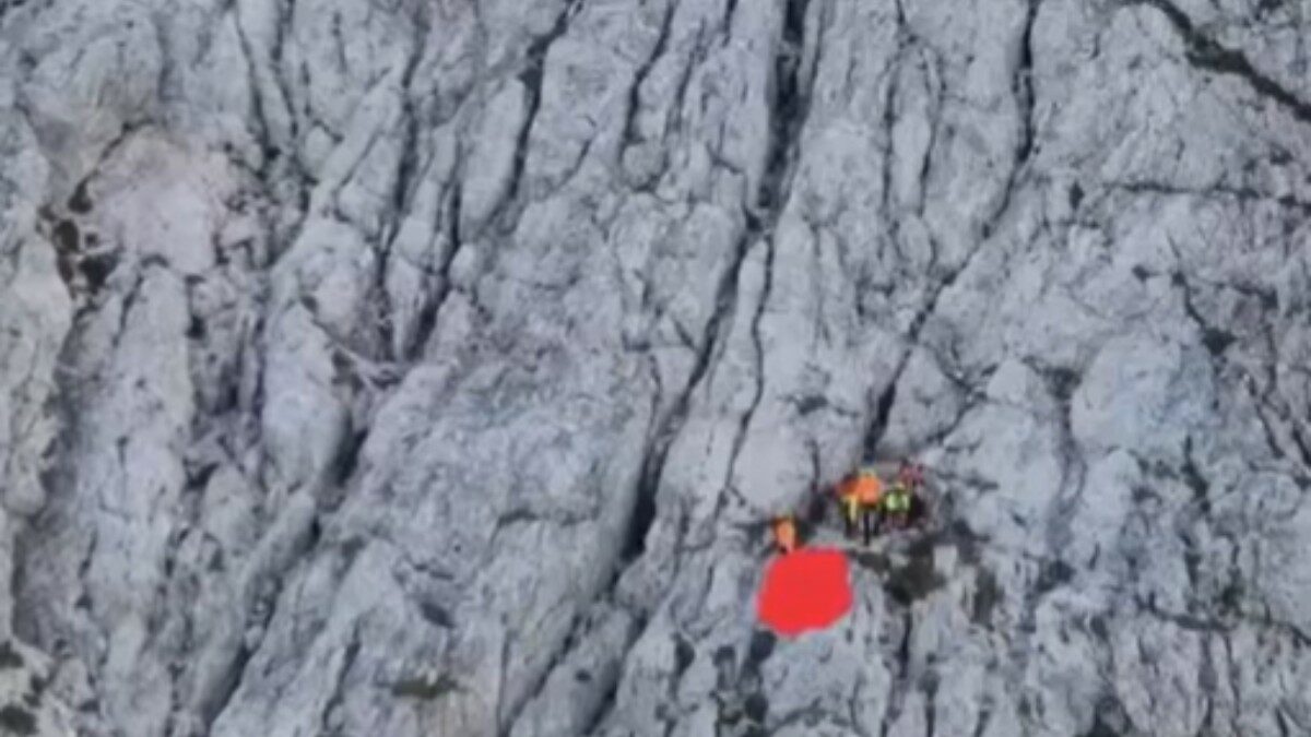 Cede un appiglio durante la scalata, alpinista precipita per oltre 50 metri e muore davanti al compagno sulle Alpi Giulie