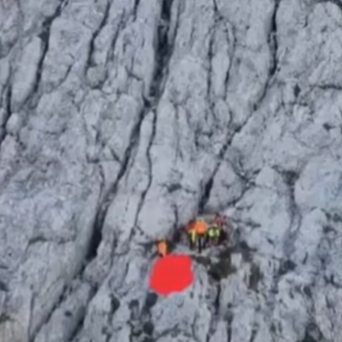 Cede un appiglio durante la scalata, alpinista precipita per oltre 50 metri e muore davanti al compagno sulle Alpi Giulie