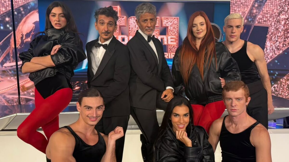 “Non abbiamo un programma, siamo un po’ come il campo largo”: Fiorello travolge il Tg1 e lo trasforma in un varietà di 10 minuti con Annalisa, Gigi D’Alessio e TonyPitony