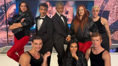 Copertina di “Non abbiamo un programma, siamo un po’ come il campo largo”: Fiorello travolge il Tg1 e lo trasforma in un varietà di 10 minuti con Annalisa, Gigi D’Alessio e TonyPitony