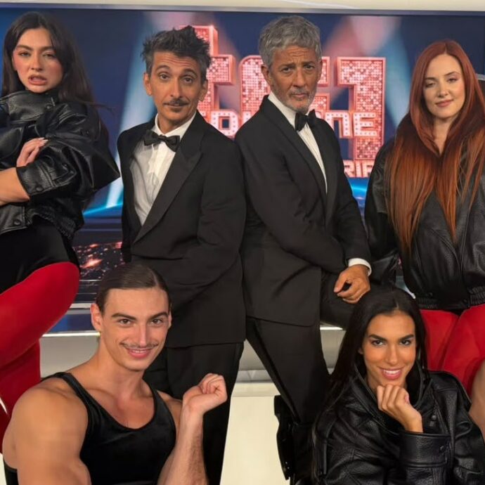 “Non abbiamo un programma, siamo un po’ come il campo largo”: Fiorello travolge il Tg1 e lo trasforma in un varietà di 10 minuti con Annalisa, Gigi D’Alessio e TonyPitony