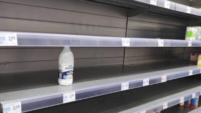 Copertina di Scaffali sguarniti e corsa all’acquisto nei supermercati: è l’effetto della protesta degli autotrasportatori e degli agricoltori nel Sud. “Situazione insostenibile”