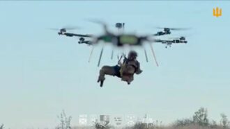 Copertina di Ucraina, l’incredibile storia del soldato Magura: “Salvato con un drone dopo mesi al fronte con le gambe amputate”