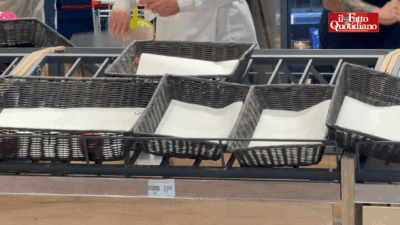 Copertina di Cestini di frutta e verdura vuoti, frigo senza latte e formaggi, banchi della carne esauriti: le immagini dei supermercati di Napoli