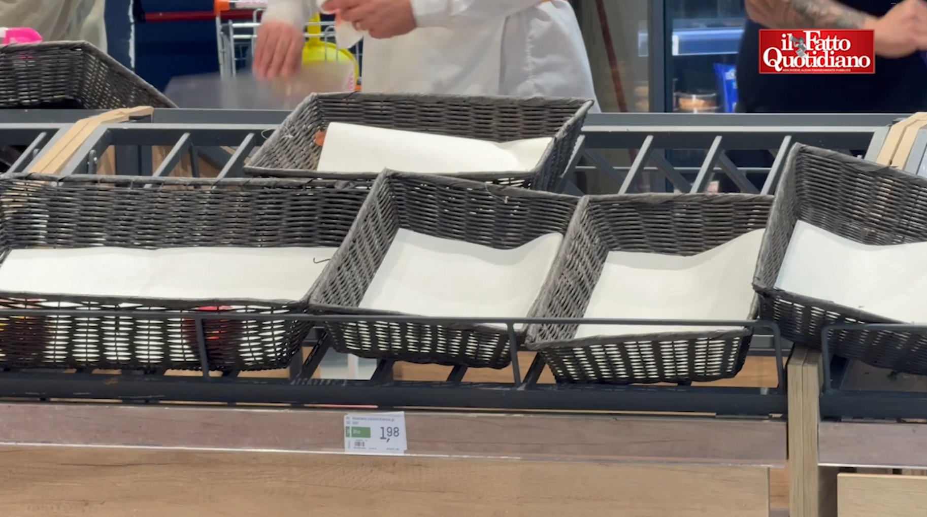 cestini di frutta e verdura vuoti frigo senza latte e formaggi banchi della carne esauriti le immagini dei supermercati di napoli da Ilfattoquotidiano.it cestini di frutta e verdura vuoti frigo senza latte e formaggi banchi della carne esauriti le immagini dei supermercati di napoli