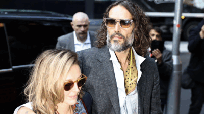 Copertina di “Da eccentrico ed effeminato si è trasformato in un mostro e mi ha violentata, mi diceva ‘goditela!’. Negli uffici MTV mi ha afferrata con forza”: le accuse pesantissime a Russell Brand in tribunale