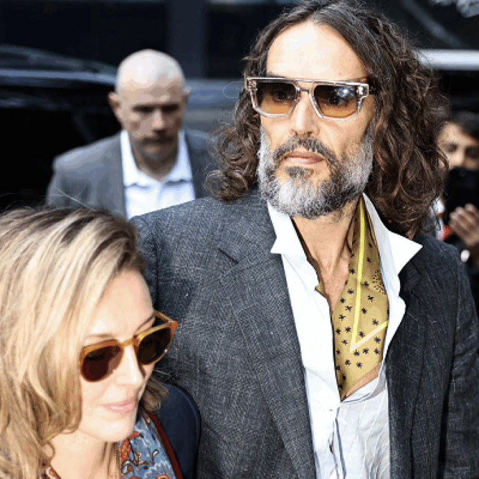 “Da eccentrico ed effeminato si è trasformato in un mostro e mi ha violentata, mi diceva ‘goditela!’. Negli uffici MTV mi ha afferrata con forza”: le accuse pesantissime a Russell Brand in tribunale